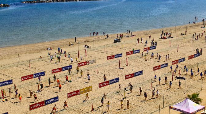 YOUNG VOLLEY ON THE BEACH